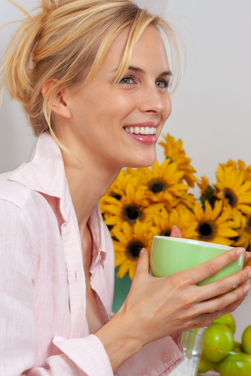 lachende frau mit tasse kaffe und sonnenblumen