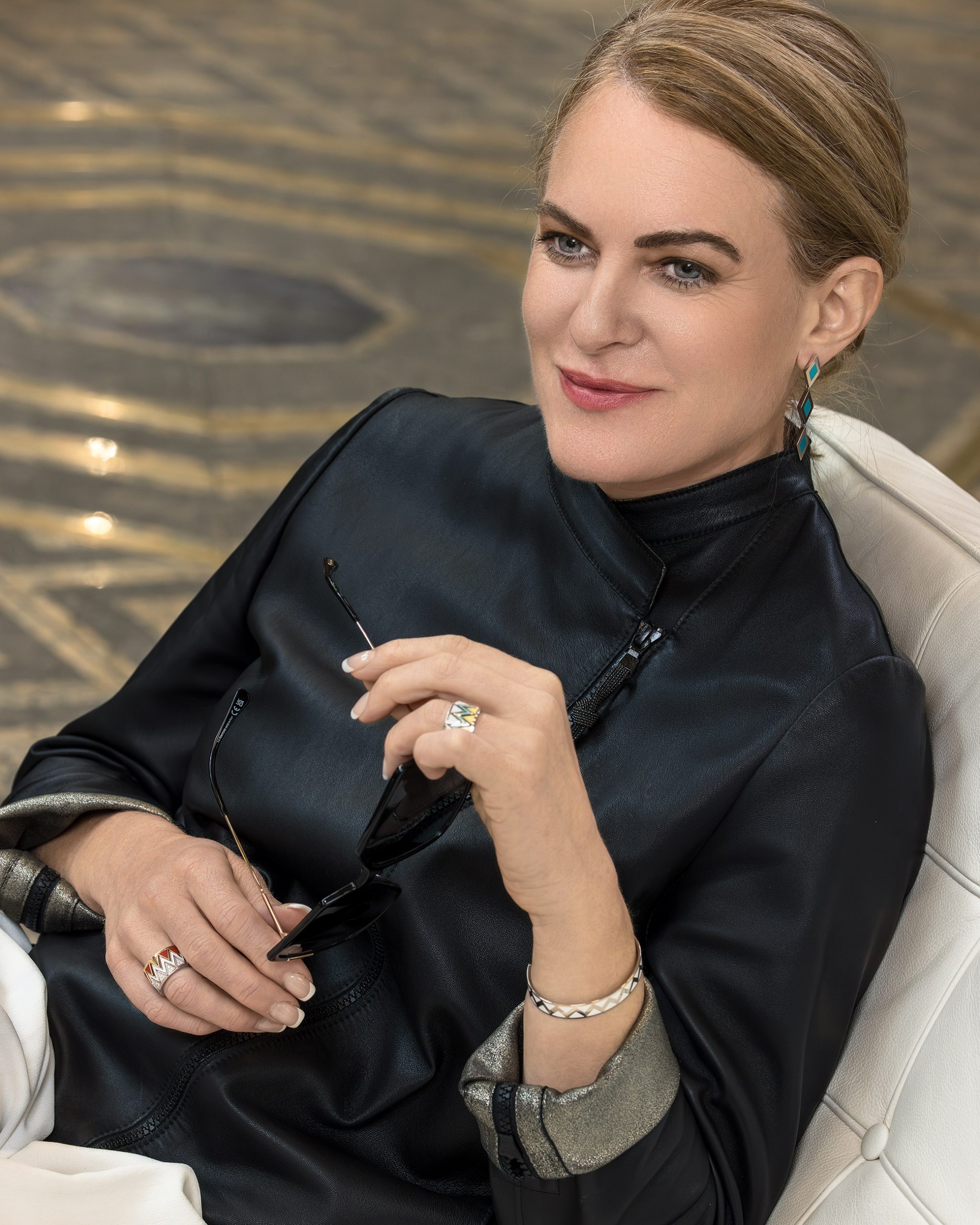 Ulrike Dyckerhoff mit Ring m.a.Chevron und Ohrschmuck ma.Elysee